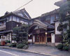  勴